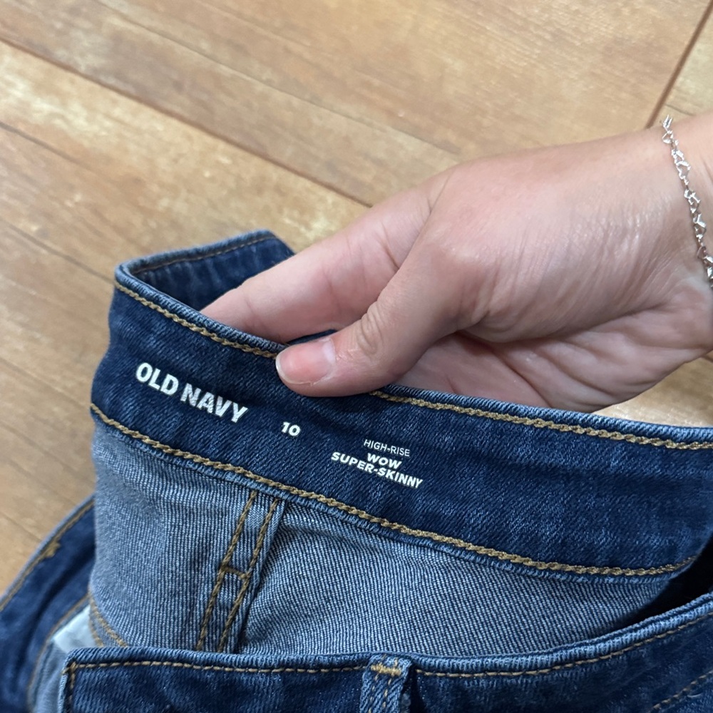 Old Navy Women's Skinny Jeans in Dark Blue - Picture 2 of 4